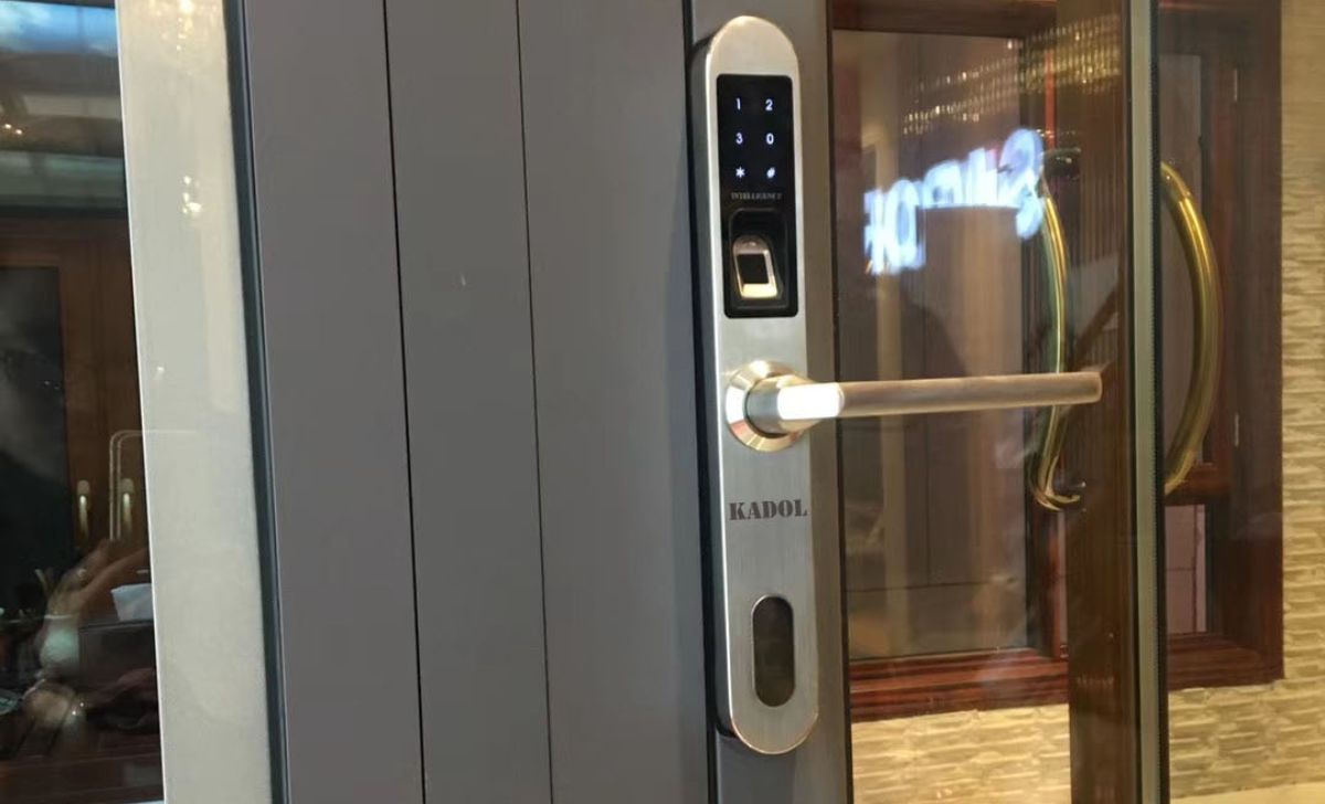Khóa cửa kính là gì và ứng dụng thực tế